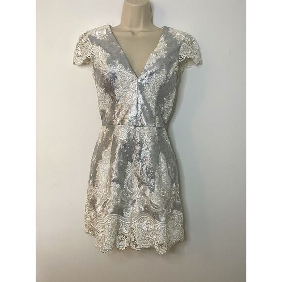 NWOT DRESS THE POPULATION Sabrina Lace Sequin Romper. Size Medium - Picture 3 of 7